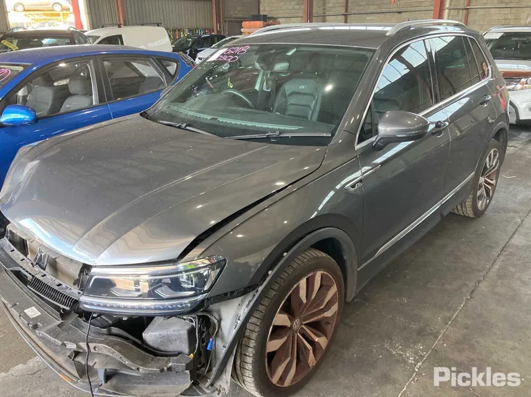 2017 Volkswagen Tiguan Used VIN WVGZZZ5NZJW826939 – photo 27