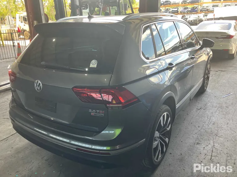 2017 Volkswagen Tiguan Used VIN WVGZZZ5NZJW826939 – photo 29