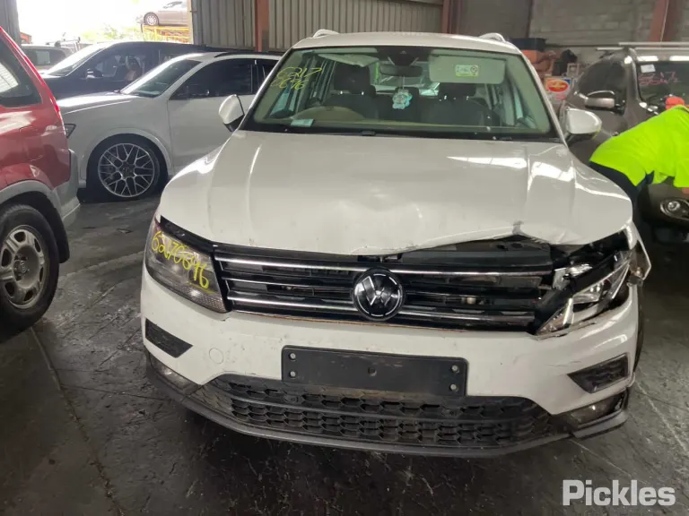 2018 Volkswagen Tiguan Damaged VIN WVGZZZ5NZJW906690 – engine bay 2018 Volkswagen Tiguan Damaged VIN WVGZZZ5NZJW906690 – engine bay