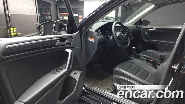 2018 Volkswagen Tiguan 2nd Gen 2.0 TDI Prestige Sold VIN WVGZZZ5NZJW964240 – trunk area