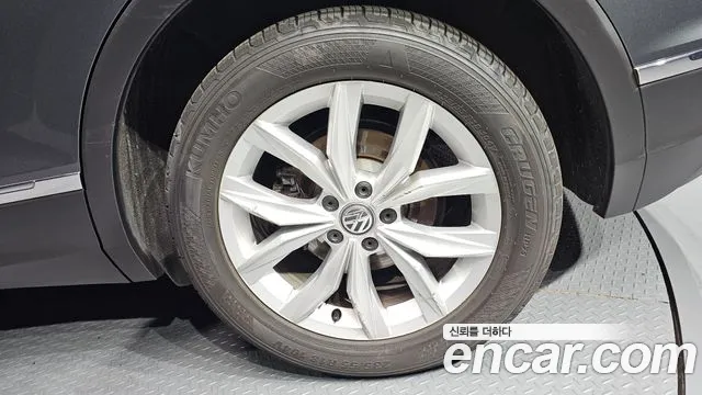 2020 Volkswagen Tiguan 2nd Gen 2.0 TDI Premium Sold VIN WVGZZZ5NZLW320916 – exterior detail 2020 Volkswagen Tiguan 2nd Gen 2.0 TDI Premium Sold VIN WVGZZZ5NZLW320916 – exterior detail