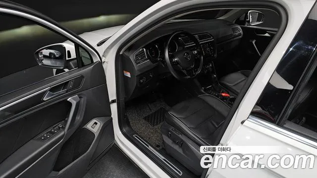 2020 Volkswagen Tiguan 2nd Gen 2.0 TDI Prestige Sold VIN WVGZZZ5NZLW815308 – trunk area