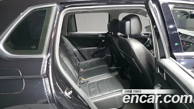 2020 Volkswagen Tiguan 2nd Gen 2.0 TDI Premium Sold VIN WVGZZZ5NZLW822220 – interior seats 2020 Volkswagen Tiguan 2nd Gen 2.0 TDI Premium Sold VIN WVGZZZ5NZLW822220 – interior seats