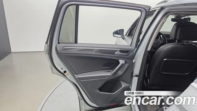 2020 Volkswagen Tiguan 2nd Gen 2.0 TDI Premium Sold VIN WVGZZZ5NZLW861196 – exterior detail 2020 Volkswagen Tiguan 2nd Gen 2.0 TDI Premium Sold VIN WVGZZZ5NZLW861196 – exterior detail