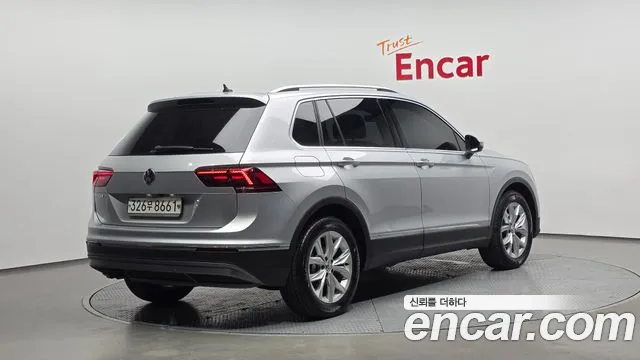 2020 Volkswagen Tiguan 2nd Gen 2.0 TDI Premium Sold VIN WVGZZZ5NZLW861196 – trunk area 2020 Volkswagen Tiguan 2nd Gen 2.0 TDI Premium Sold VIN WVGZZZ5NZLW861196 – trunk area