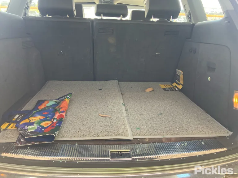 2005 Volkswagen Touareg Damaged VIN WVGZZZ7LZ5D061240 – interior seats
