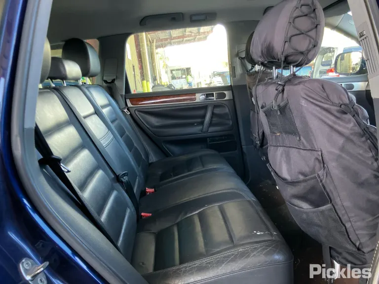 2005 Volkswagen Touareg Damaged VIN WVGZZZ7LZ5D065996 – interior seats