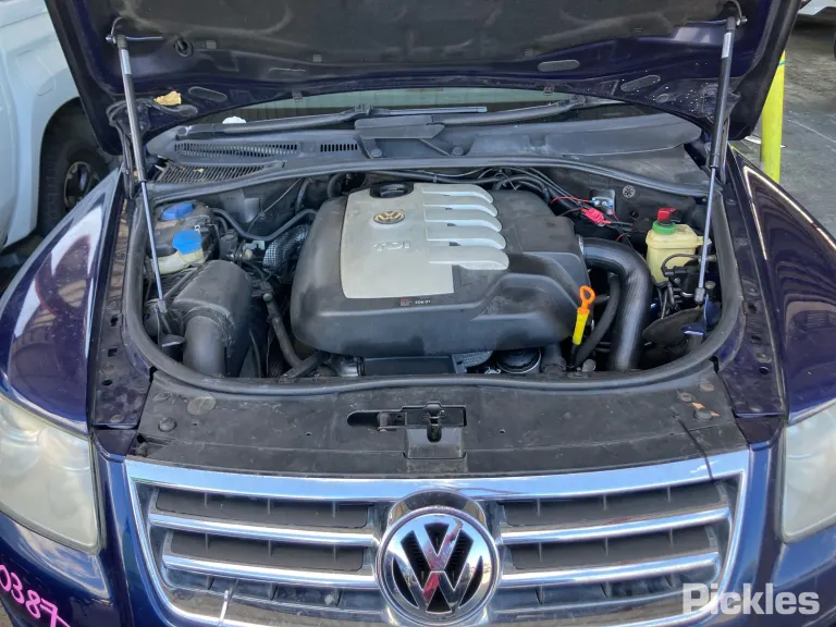 2005 Volkswagen Touareg Damaged VIN WVGZZZ7LZ5D065996 – trunk area