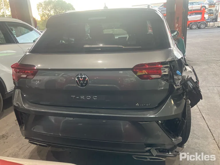 2024 Volkswagen T-Roc Used VIN WVGZZZA1ZRV064267 – undercarriage