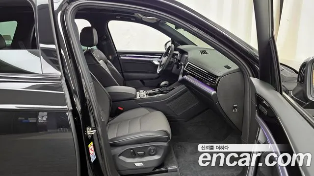 2023 Volkswagen Touareg 3rd Gen 3.0 TDI R-Line Sold VIN WVGZZZCR0PD030948 – dashboard