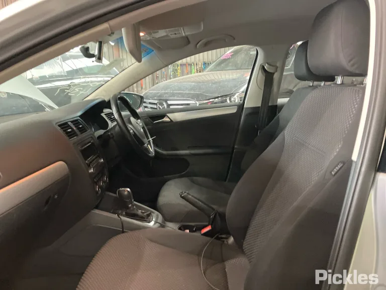 2013 Volkswagen Jetta Damaged VIN WVWZZZ16ZDM021131 – interior seats