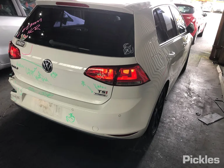 2015 Volkswagen Golf Used VIN WVWZZZAUZFP045676 – undercarriage