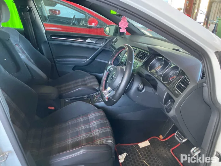 2015 Volkswagen Golf Damaged VIN WVWZZZAUZGW081264 – dashboard