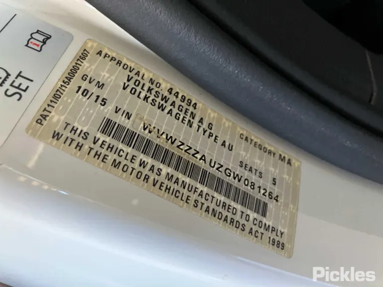 2015 Volkswagen Golf Damaged VIN WVWZZZAUZGW081264 – interior seats