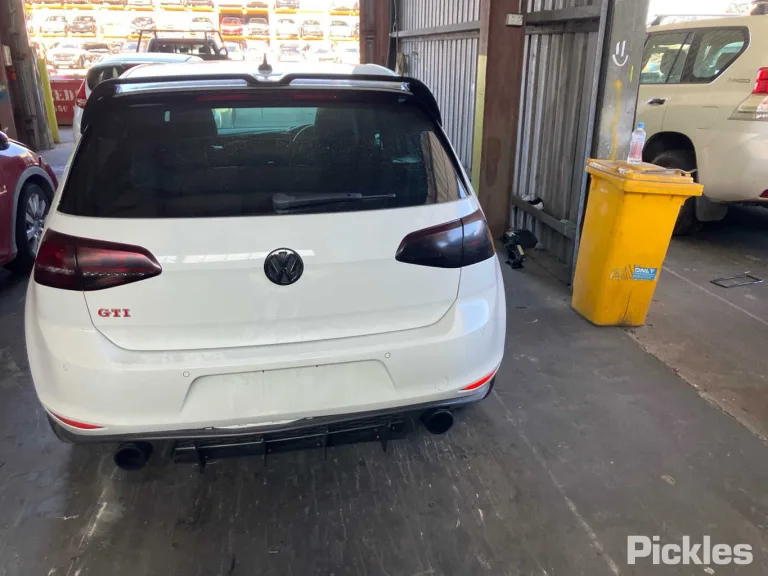 2015 Volkswagen Golf Damaged VIN WVWZZZAUZGW081264 – engine bay