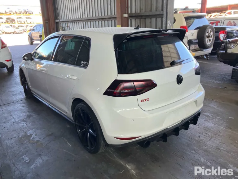 2015 Volkswagen Golf Damaged VIN WVWZZZAUZGW081264 – undercarriage