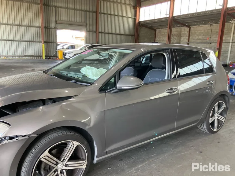 2015 Volkswagen Golf Used VIN WVWZZZAUZGW100598 – undercarriage