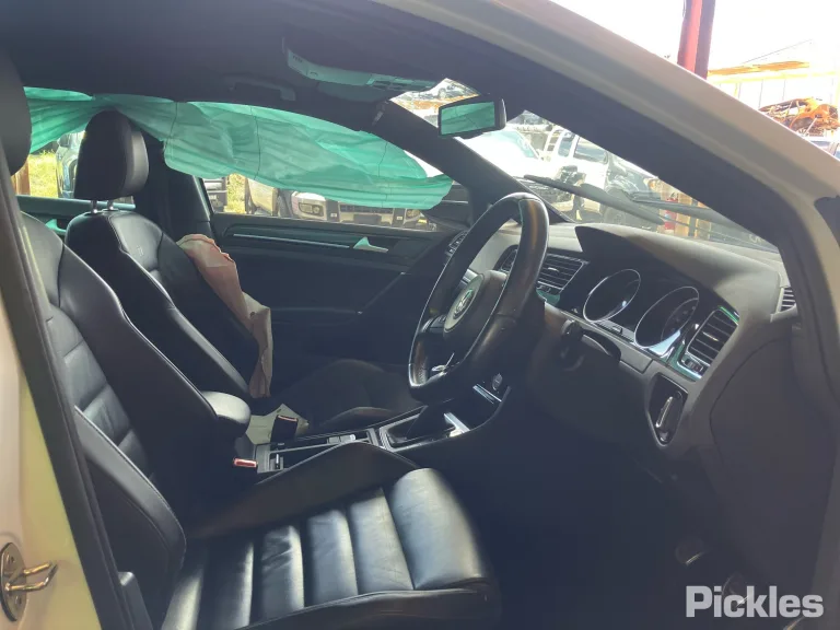 2016 Volkswagen Golf Damaged VIN WVWZZZAUZGW225460 – interior seats