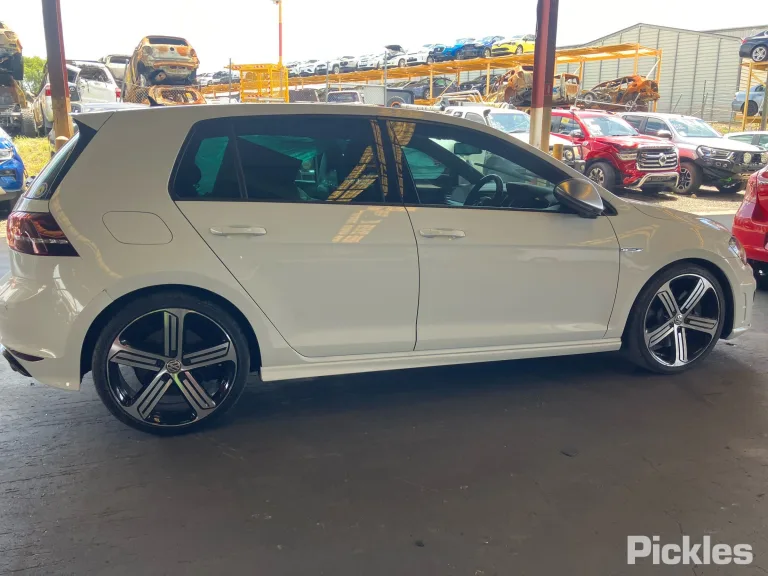 2016 Volkswagen Golf Damaged VIN WVWZZZAUZGW225460 – undercarriage