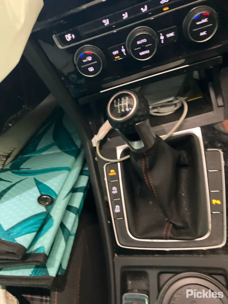 2018 Volkswagen Golf Damaged VIN WVWZZZAUZJW134274 – interior seats