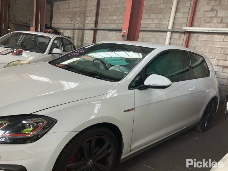 2018 Volkswagen Golf Damaged VIN WVWZZZAUZJW134274 – exterior detail