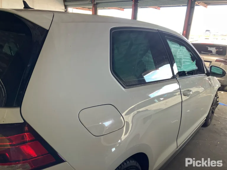 2018 Volkswagen Golf Damaged VIN WVWZZZAUZJW134274 – trunk area