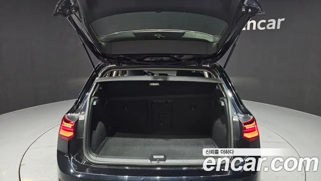 2023 Volkswagen Golf 8th Gen 2.0 TDI Prestige Sold VIN WVWZZZCD0PW128021 – trunk area 2023 Volkswagen Golf 8th Gen 2.0 TDI Prestige Sold VIN WVWZZZCD0PW128021 – trunk area