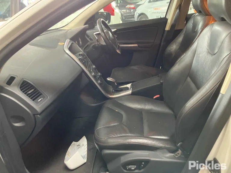 2013 Volvo XC60 Damaged VIN YV10Z47HBD2445117 – undercarriage