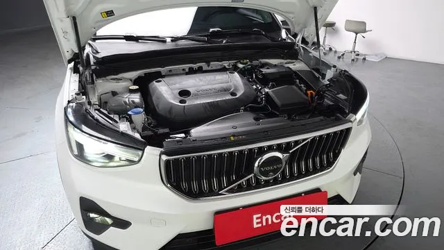 2025 Volvo Xc40 B4 Ultra Bright Sold VIN YV1XZK923S2514091 – front exterior