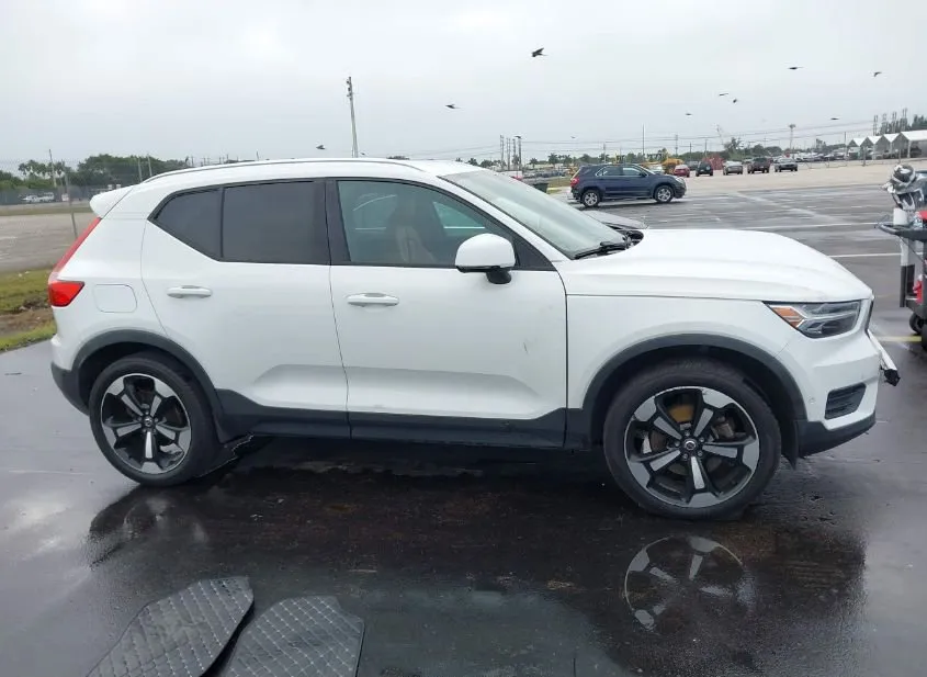 2019 VOLVO XC40 Used VIN YV4162UK9K2059076 – exterior detail