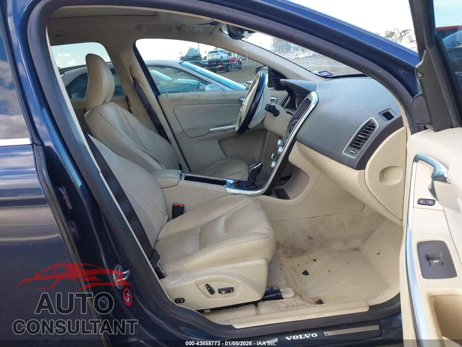 2015 VOLVO XC60 Damaged VIN YV440MDK0F2714418 – interior seats