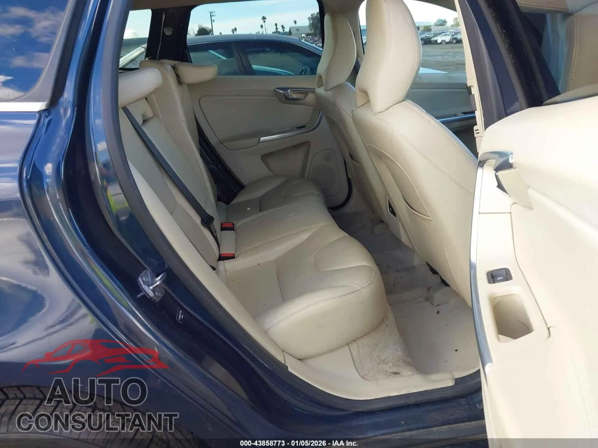 2015 VOLVO XC60 Damaged VIN YV440MDK0F2714418 – undercarriage