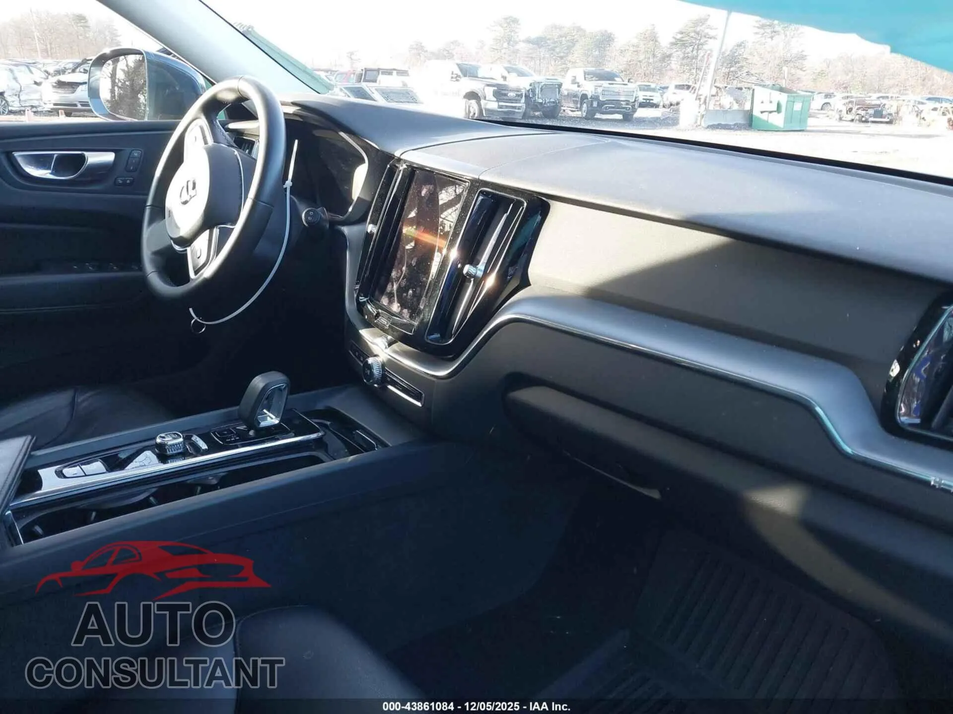 2023 VOLVO XC60 Damaged VIN YV4L12RV5P1322980 – interior seats