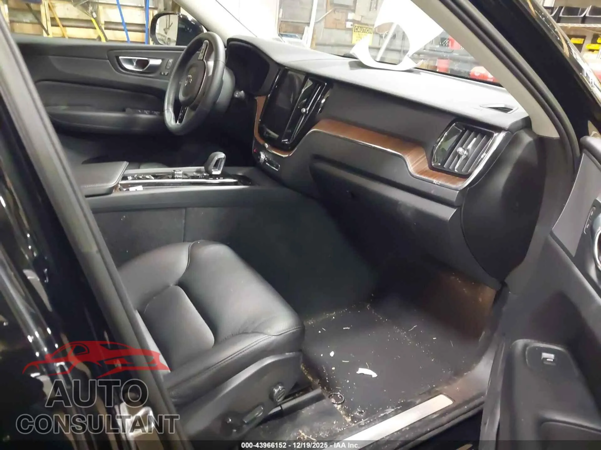 2023 VOLVO XC60 Damaged VIN YV4L12RW7P1288940 – interior seats