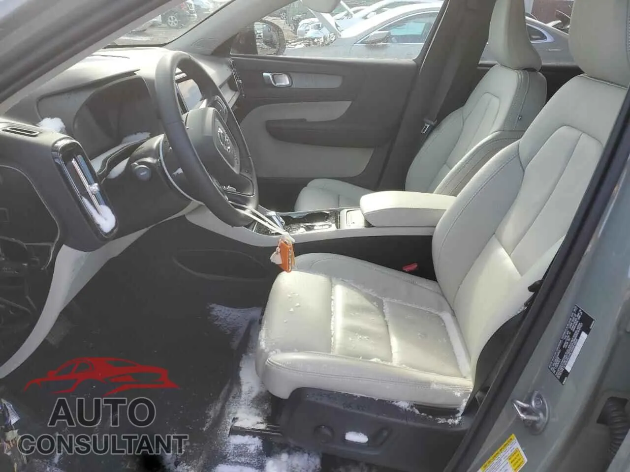 2025 VOLVO XC40 PLUS Damaged VIN YV4L12UC5S2484021 – exterior detail 2025 VOLVO XC40 PLUS Damaged VIN YV4L12UC5S2484021 – exterior detail