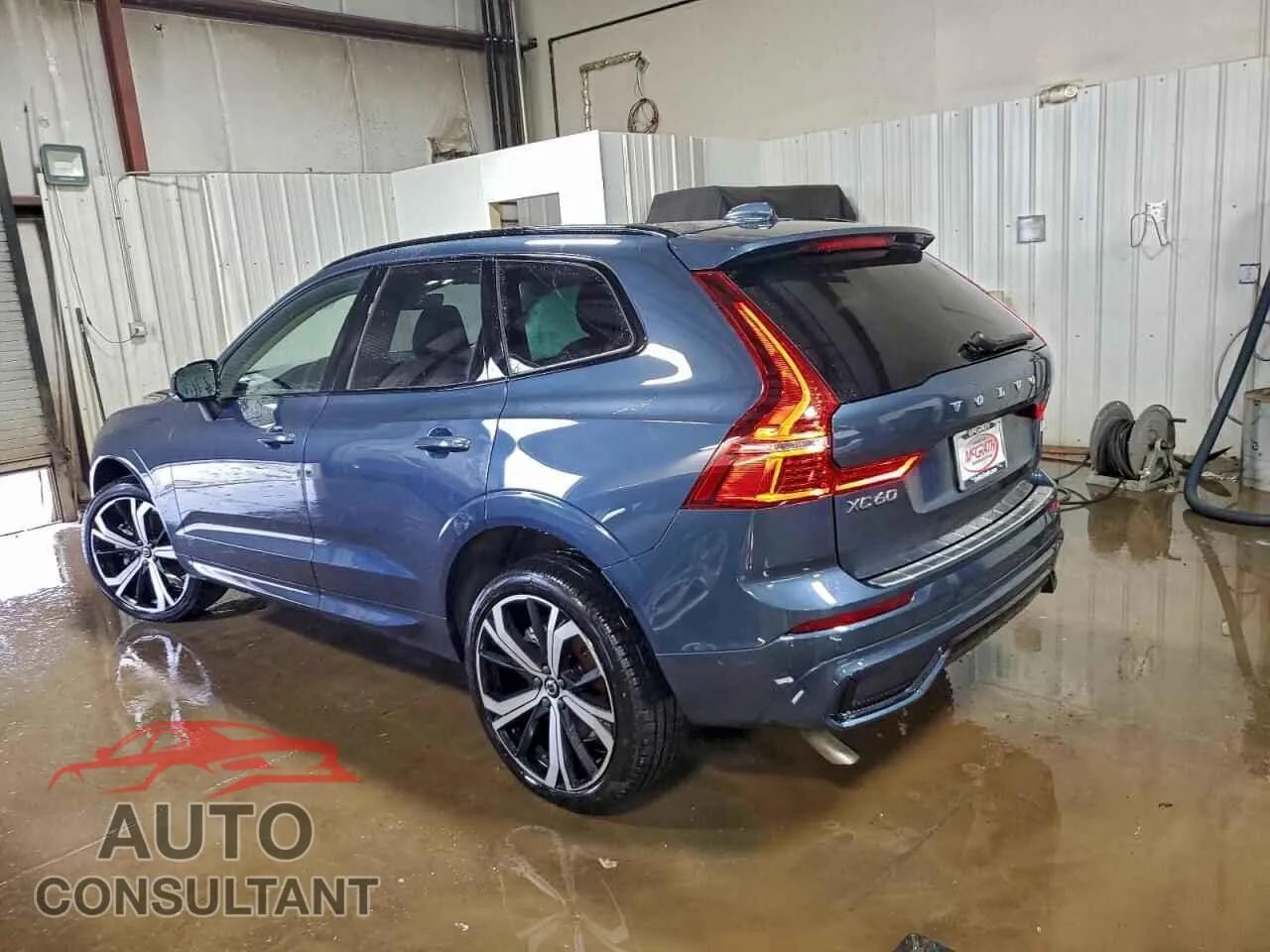 2025 VOLVO XC60 ULTRA Damaged VIN YV4M12RM4S1140370 – rear exterior