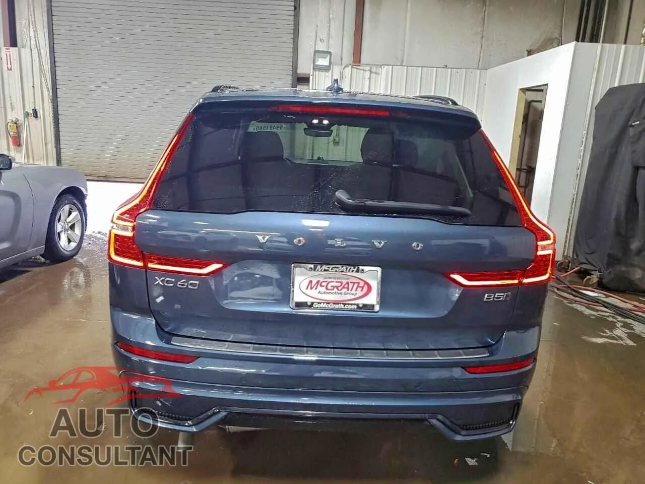 2025 VOLVO XC60 ULTRA Damaged VIN YV4M12RM4S1140370 – engine bay