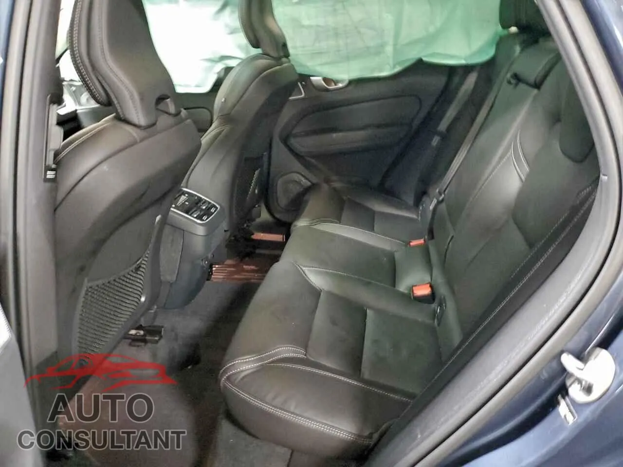 2025 VOLVO XC60 ULTRA Damaged VIN YV4M12RM4S1140370 – odometer reading